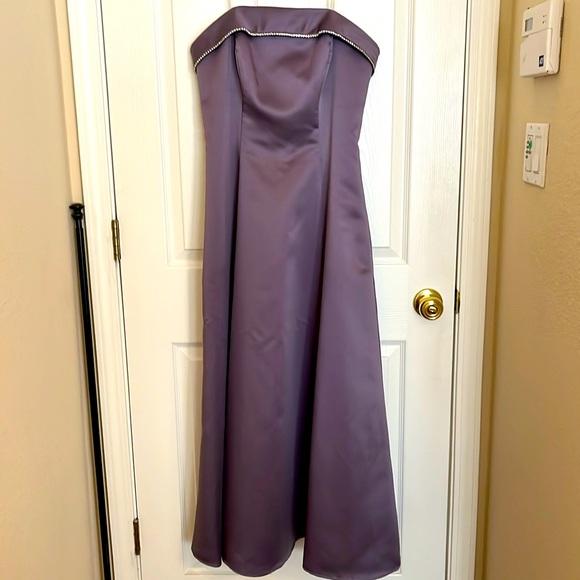 Dave & Johnny Dresses & Skirts - Women’s/teen Dave & Johnny long lilac formal gown size 9-10 petite strapless sha